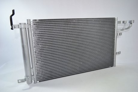 Радиатор кондиционера Cerato 1.5/1.6/2.0 (04-) АКПП/МКПП с ресивером LUZAR LRAC 08F2 (фото 1)